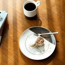 에라토 수아르 접시, 차콜