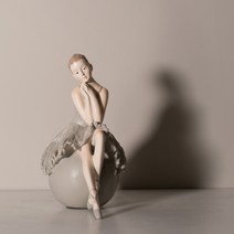 무한동력 소품샵 신혼집북유럽 아트 발레 소녀 수지 그림 장식품 인형 홈 장식 액세서리 홈 장식을위한 거실 장식품 며느리선물, H