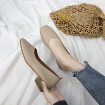 독특한 스퀘어 쉐입의 플랫슈즈 여성구두