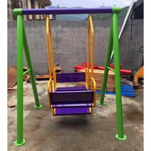 키즈 카페 놀이터 펜션 대형 2인 그네 놀이 시설 기구, 밝은 녹색 배경