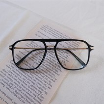 오버사이즈 뿔테 레트로 스타일의 투브릿지 안경