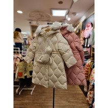 밀리밤 [동아쇼핑점] 귀여운 곰돌이가방과 함께~/가볍고 따뜻한 덕다운/솜털80%/겨울필수템/예쁜퀼팅디자인/보들보들털/올 겨울 따뜻하게~~/ 여아 곰가방 롱다운