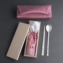 꽃길거북 칠보 특 은수저 80% 1벌(1인용) 부모님 생신 창립기념품 결혼예물 답례품 기념일 칠순 VIP선물 (숟가락1개+젓가락1매+수저집+보증서+오동나무함+보자기포장) 국내산, 홍색수저-핑크보자기-핑크주머니-인쇄있음-시안확인