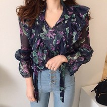 쉬블림로브 러플 스트랩 플라워 패턴 플레어 브이넥 블라우스_라푸르 1100