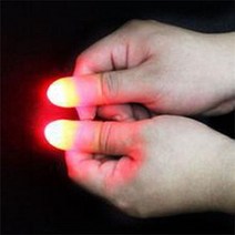 마술도구 재미 있는 참신한 전자 LED 조명 깜박이 손가락 마술 소품 1 쌍 놀라운 발광 빛나는 장식 선물