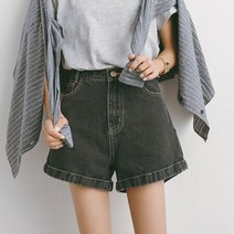 넉넉한 바지통의 청반바지