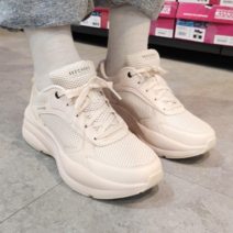 스케쳐스 여성 운동화 스트릿 트위스터즈 메모리폼 쿠션 스트릿 패션 키높이 운동화 베이지 CDX081 W몰