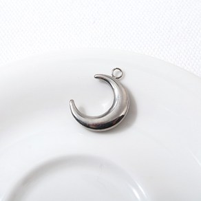 비즈아이 [8-083-03]써지컬스틸 펜던트 달 대16x21mm 1개