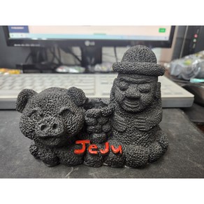 Jeju(제주) 돌하르방과 흑돼지 펜꽂이 장식인형(15cm x 11cm)