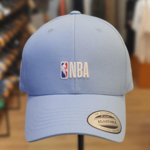 NBA 24년 신상품!! 남여공용 P.E에디션 깔끔한 브랜드 로고 자수 데일리로 쓰기 좋은 라이트 블루 칼라 볼캡 챙 모자