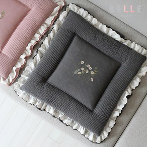 [데코벨] 피그먼트 누빔 데이지 자수 프릴 방석