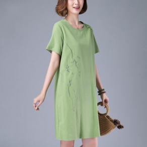 산뜻한 플로럴 패턴의 여름 미디 원피스 착용 사진