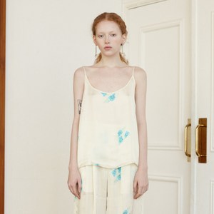 [TC21SSTOP01] VISCOSE FLOWER SLEEVELESS TOP [IVORY&BLUE]