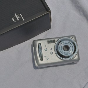 도이도이 Y2K 디지털 레트로 카메라+비즈 스트랩+큐빅 스티커 감성 CAMERA, white