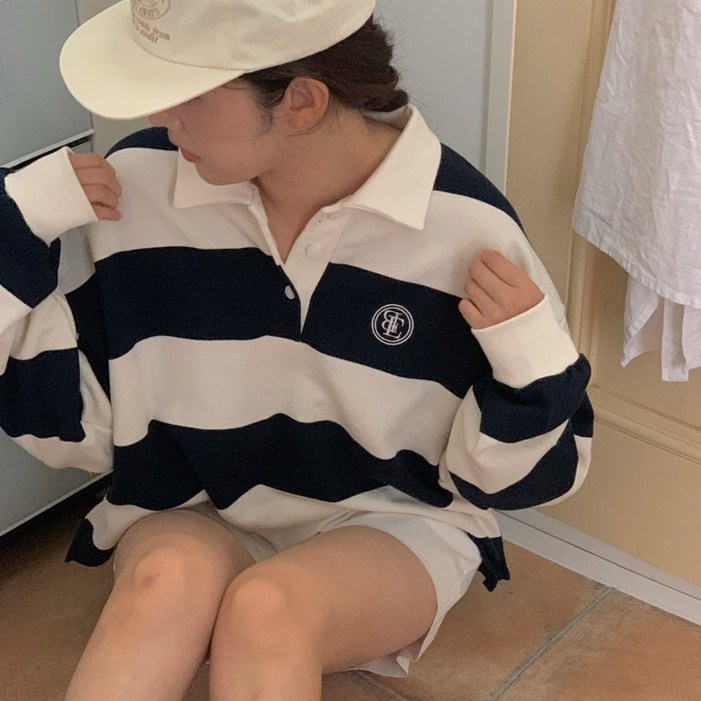 럽스 오블 스트라이프 자수 카라 맨투맨 티셔츠