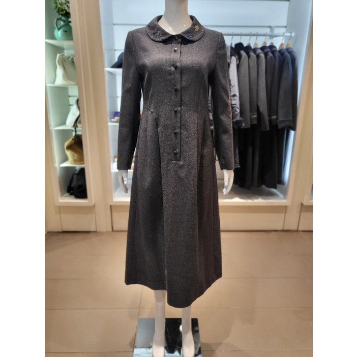 [AK플라자] [비꼴리끄] 울 라운드 카라 자수 원피스 B254WO3070