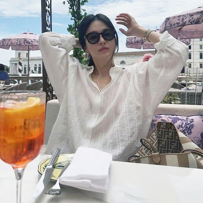 송혜교셔츠블라우스 패션 문동은 옷 사복패션 휴양지 더글로리 브라우스 화이트 남방