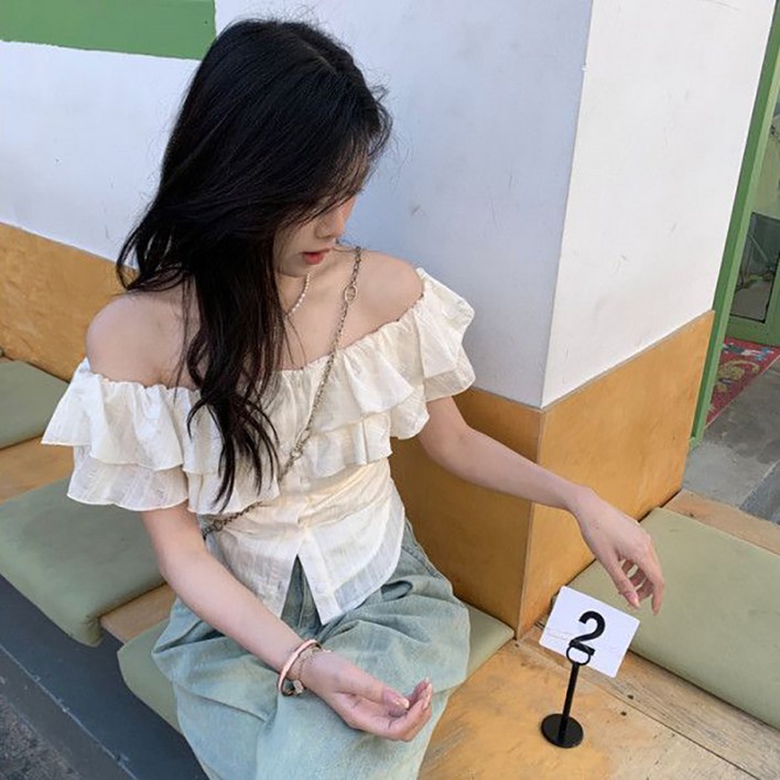 피어니스트 프렌치 오프숄더 러플 단추 블라우스