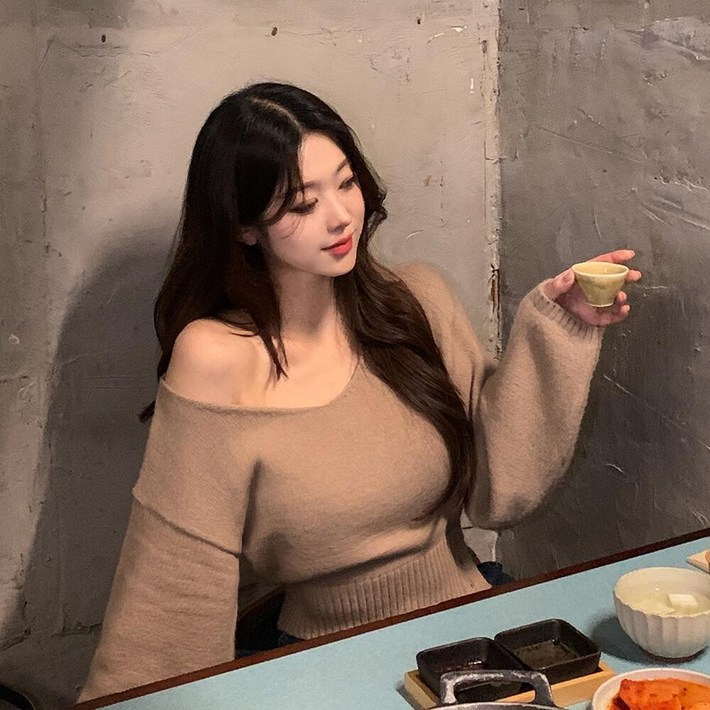 워너비뮤즈 허리잘록 언발 오프숄더 트임 크롭 니트 워너비뮤즈 허리잘록 언발 오프숄더 트임 크롭 니트