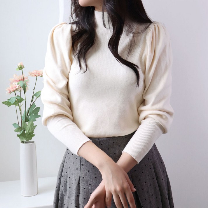 메리앤유 퍼프 셔링 포인트 도톰 반목 폴라 니트 블라우스